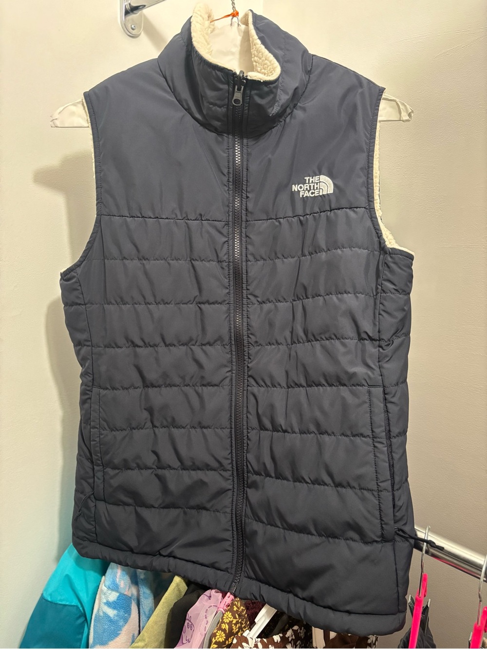 The North Face Women’s Mossbud Insulated Reversible Vest in Navy/Cream, Large